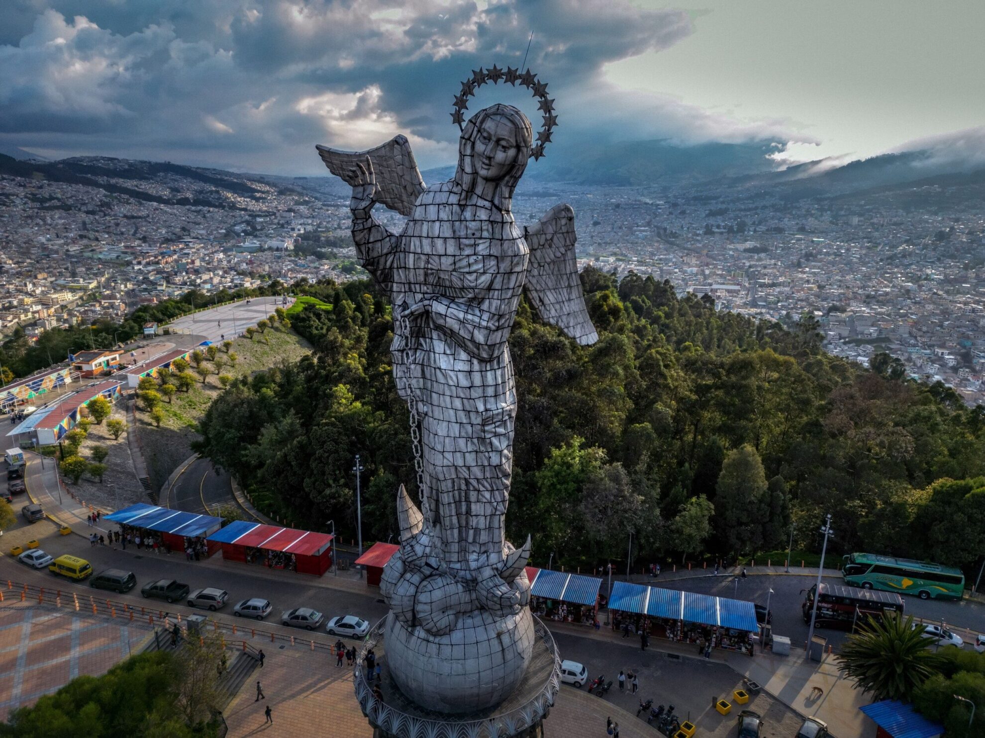 j0-quito-panecillo